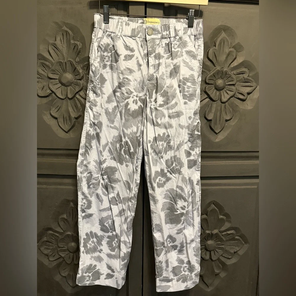 Democracy Floral Patterned Pants in Gray and Charcoal Size 6 - Picture 2 of 10